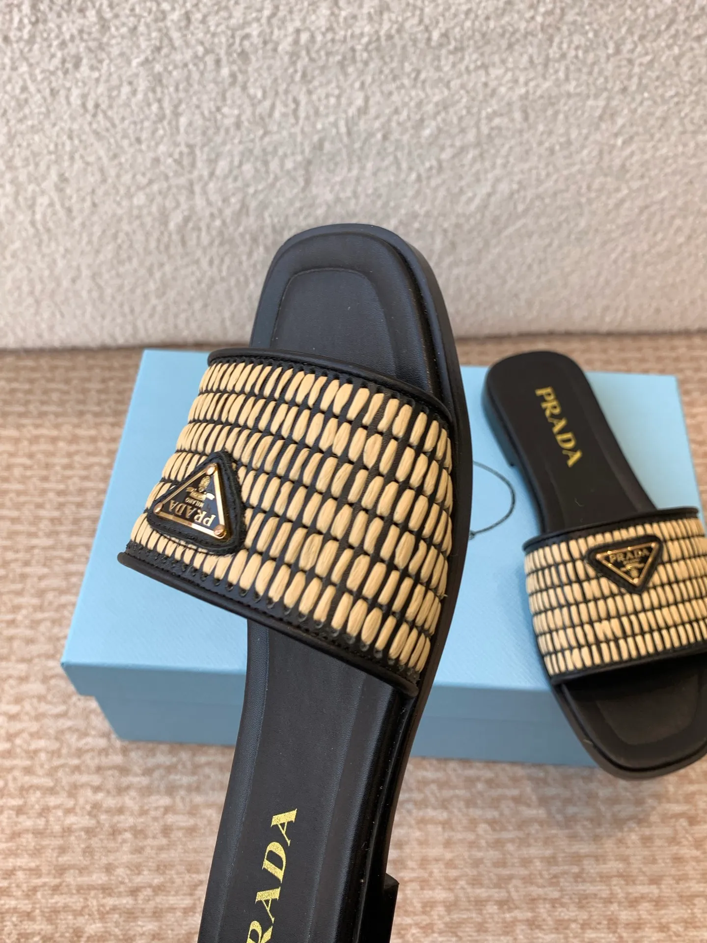👟👟Ex-factory price 420👟👟 Prada 25ss new spring and summer Prada woven slippers Modern lines and original architectural volumes define these complex charms. The iconic geometric shape of the Prada triangle inspires the heel design, highlighting the taper and soft curves with a unique modern touch.  Upper: original woven upper, lining cowhide, outsole: Italian genuine leather outsole Size: #35-42 (40, 41, 42 customized, non-refundable)